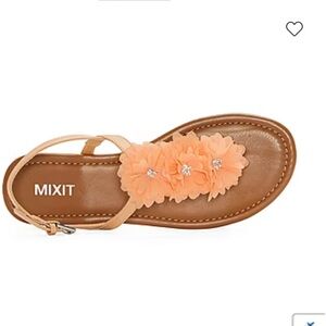 These sandals are so cute. Size 8.5/9